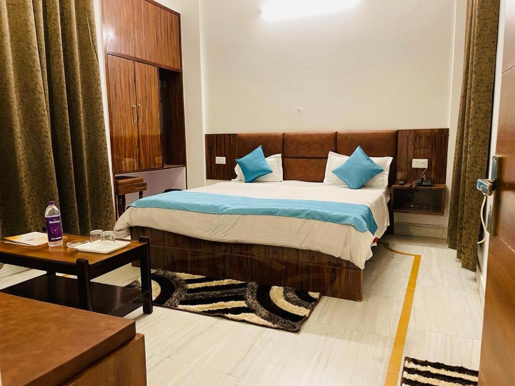 Hotel Dileep42 Lakhnau Kültér fotó