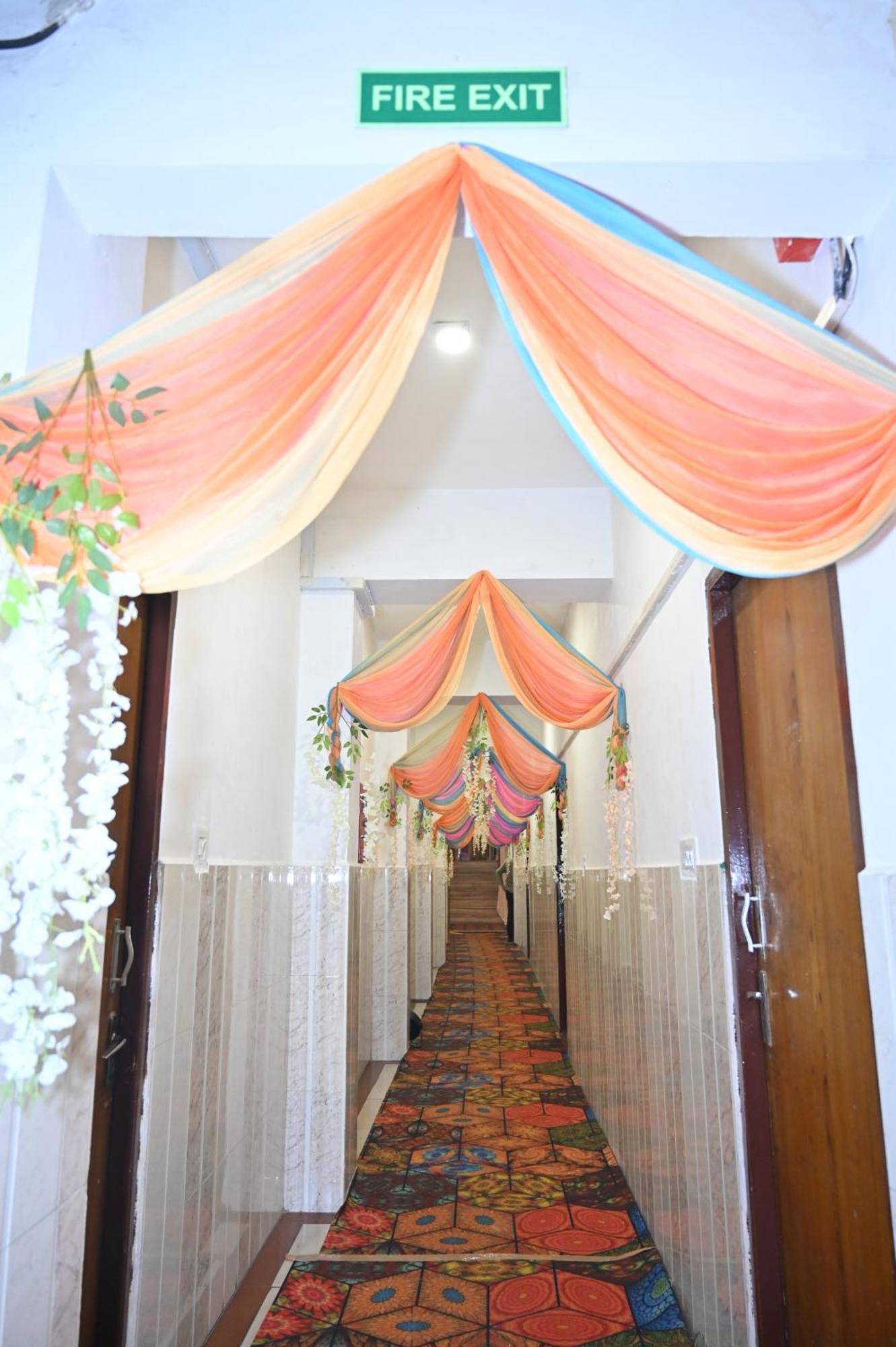 Hotel Dileep42 Lakhnau Kültér fotó