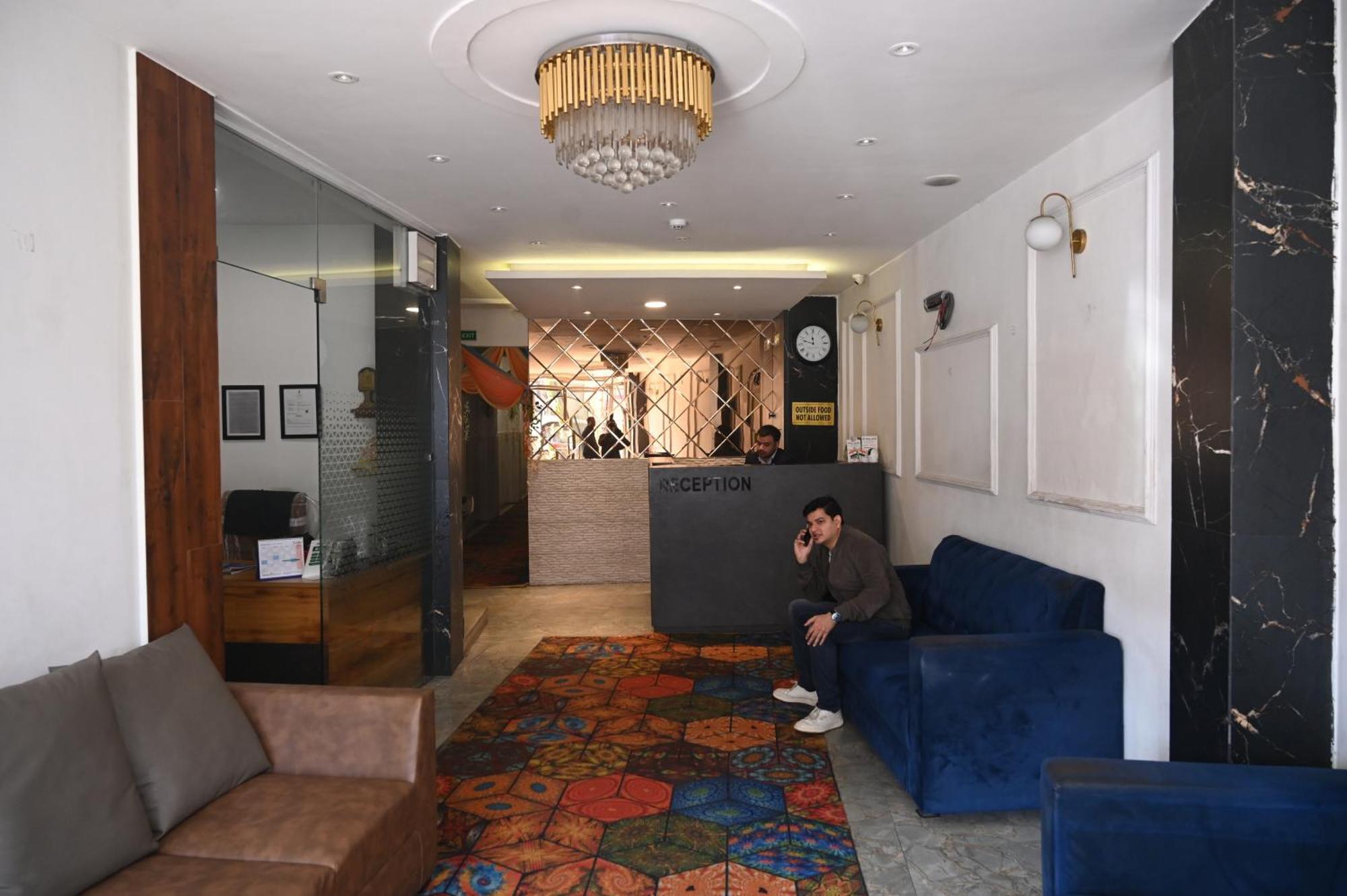 Hotel Dileep42 Lakhnau Kültér fotó