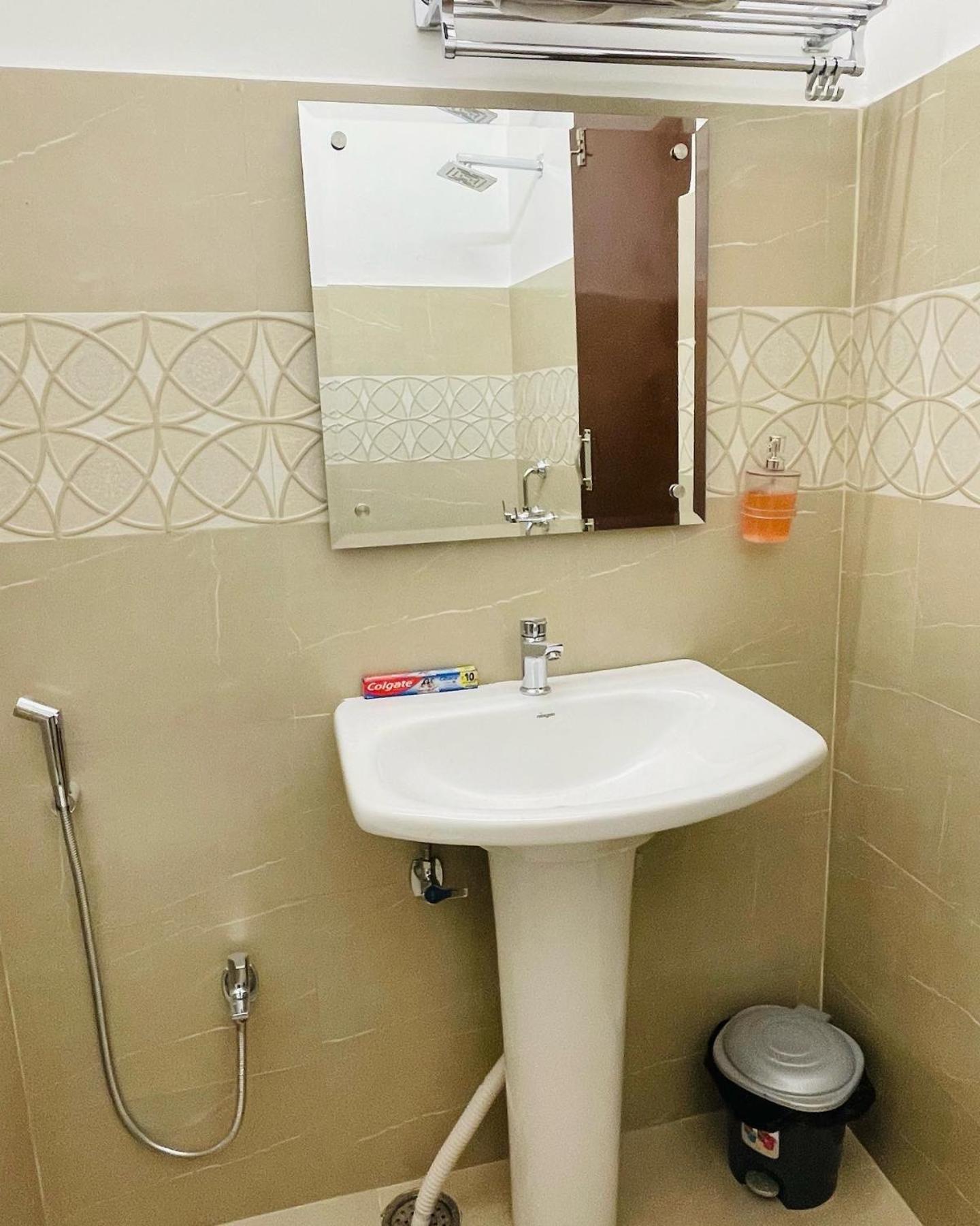 Hotel Dileep42 Lakhnau Kültér fotó