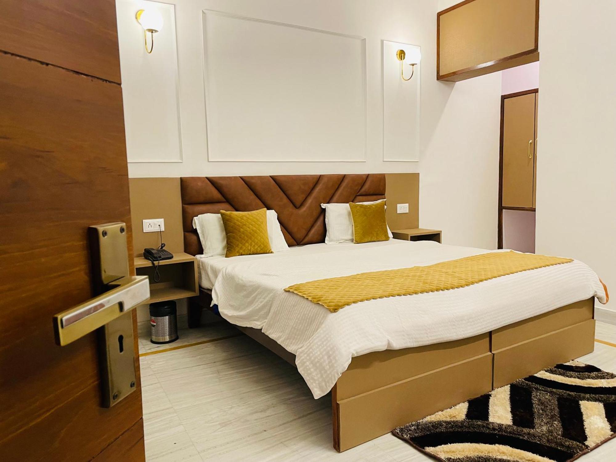 Hotel Dileep42 Lakhnau Kültér fotó
