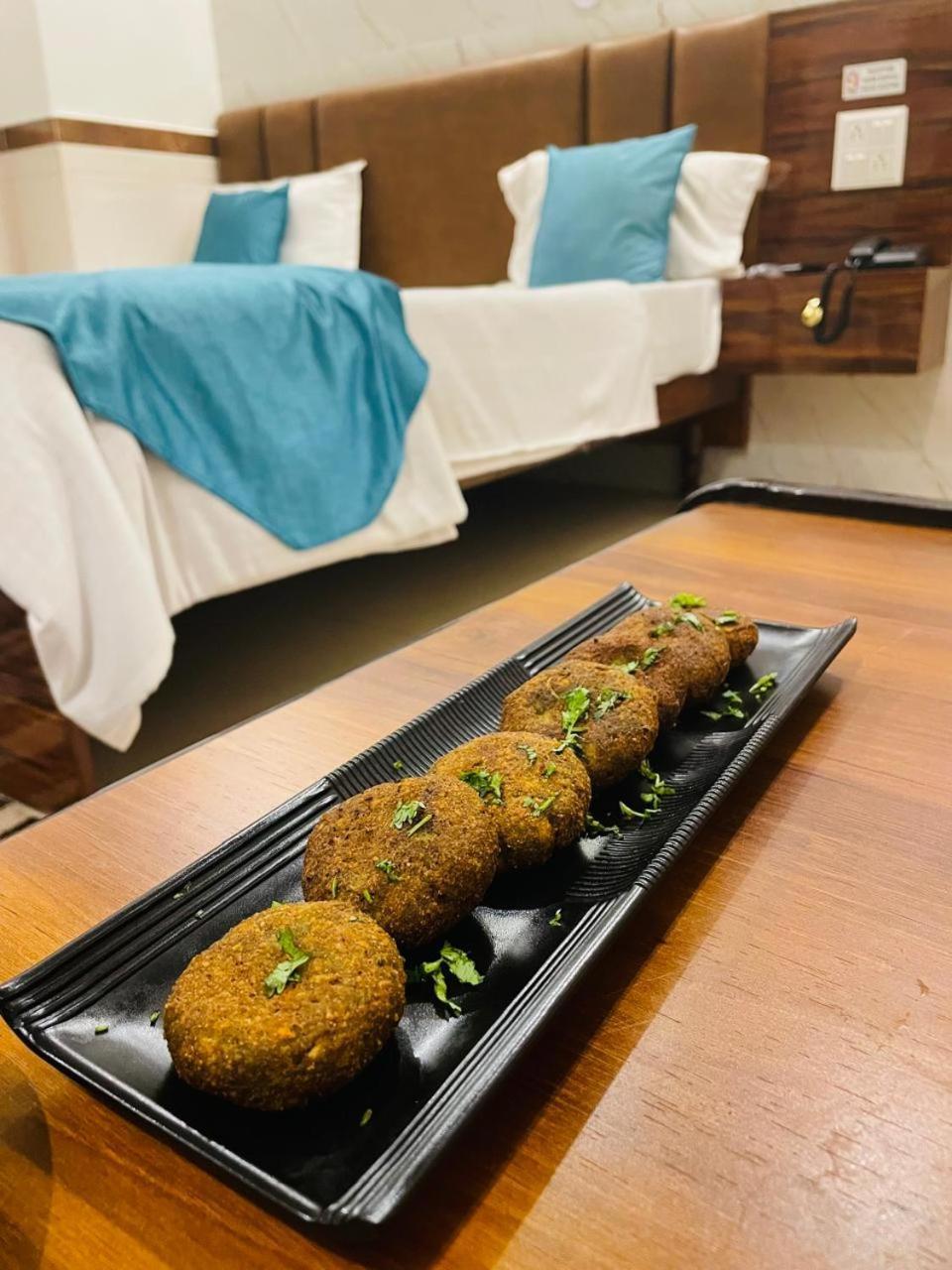 Hotel Dileep42 Lakhnau Kültér fotó